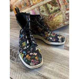 Dr. Martens size 8 floral Newton shoes